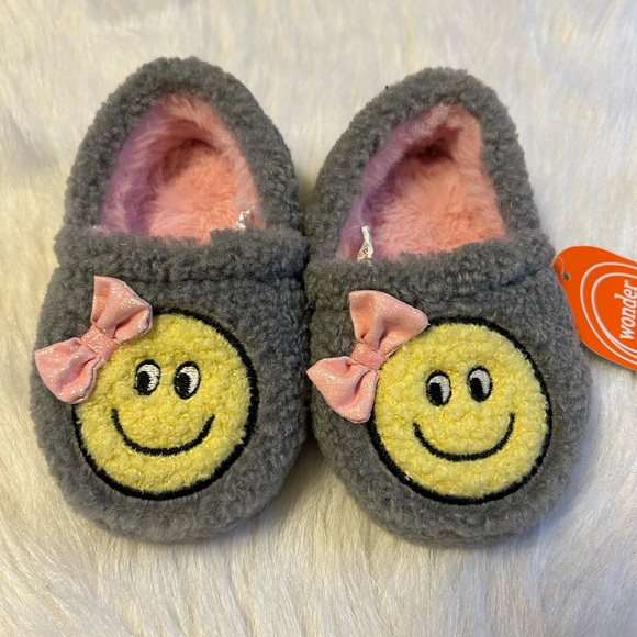 Wonder Nation Smiley Face Slippers Girls Size 5-6 Grey Fuzzy Slip On‎ Shoes - Picture 1 of 7